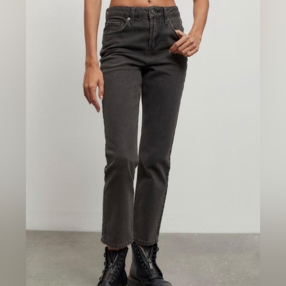 Sz 26 URBAN Outfitters BDG Black High Rise Straight Leg Denim Jeans - Picture 1 of 3